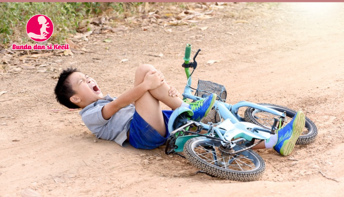 Pertolongan Pertama Jika Si Kecil Jatuh: Panduan untuk Orang Tua